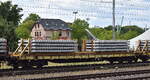 3-gattung-r-flachwagen-mit-drehgestellen-in-regelbauart-fotos/888028/drehgestell-oberbaustoffwagen-der-fa-h-f-wiebe Drehgestell-Oberbaustoffwagen der Fa. H. F. Wiebe GmbH & Co. KG mit der Nr. 37 RIV 80 D-HFW 3842 143-6 Rlps mit Beton-Gleisschwellen beladen in einem Ganzzug am 10.07.25 Höhe Bahnhof Magdeburg Hbf.