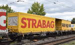 STRABAG BMTI Rail Service GmbH mit einem von diversen Drehgestell-Flachwagen mit Werkzeug- und Aufenthaltscontainern als Begleitwagen der P&T RM 900 VB – Bettungsreinigungsmaschine  Europa-Express , hier der Wagen mit der Nr. 37 RIV 80 D-BRS 3999 055-1 Res am Haken von  248 049  [NVR-Nummer: 90 80 2248 049-9 D-NRAIL] am 11.09.25 Höhe Bahnhof Magdeburg-Neustadt.