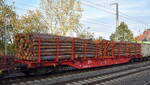 Die Wagengattung Rnps bei DB Cargo bezeichnet einen vierachsigen Drehgestell-Flachwagen der Regelbauart, der prim�r f�r den Transport von Rundholz und Schnittholz (Forstwirtschaft) eingesetzt wird. Hier der Wagen mit der Nr. 31 RIV 80 D-DB SNI 3981 019-3 Rnps 642 beladen mit Stammholz in einem gemischten G�terzug am 15.10.26 H�he Bahnhof Saarmund.