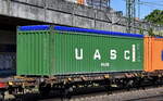 Tragwagen mit zwei Radsätzen, der für den Transport von Containern und Wechselbehältern im kombinierten Ladungsverkehr der DB Cargo mit der Nr. 31 RIV 80 D-DB 4426 221-8 Lgs 580 in einem Containerzug am 20.05.25 Höhe Bahnhof Hamburg-Harburg.
