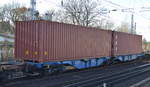 Gelenk-Containertragwagen vom Einsteller AXBENET s.r.o. mit deutscher Registrierung mit der Nr. 37 RIV 80 D-AXBSK 4950 363-4 Sggrs am 29.11.17 Berlin-Hirschgarten.