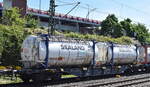 Drehgestell-Containertragwagen vom Einsteller MFD Rail mit deutscher Registrierung mit der Nr. 37 TEN 80 D-MFDR 4564 199-0 Sgns M13 (GE) für das polnische Intermodal Unternehmen pcc Intermodal im Einsatz in einem Containerzug am 14.05.25 Höhe Bahnhof Hamburg-Harburg.