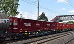 Drehgestell-Container Doppel-Flachwagen vom Einsteller Rail Cargo Austria AG wohl angemietet für die MFD Rail Group mit deutscher Registrierung mit der Nr. 37 TEN 80 D-RCW 4657 240-0 Sggmrrs-y M43 beladen mir den gedeckten RCW MOBILER - Multitainern (System) in einem gemischten Güterzug am 25.06.25 Höhe Bahnhof Saarmund.
