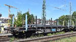 Drehgestell-Flachwagen mit Rungen vom Einsteller ERR European Rail Rent GmbH mit der Nr. 37 TEN GE 80 D-ERR 4616 034-7 Smnps 1 mit Firmenlogo der Fa. MANNESMANN beladen mit massiven Stahlrohren in einem gemischten Transportzug am 12.08.26 H�he Bahnhof Magdeburg-Neustadt.   