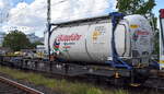 Drehgestell-Flachwagen zum Transport von Containern/Wechselbeh�ltern vom Einsteller Kombiverkehr GmbH & Co KG mit der Nr. 31 TEN GE 80 D-KOMBI 4578 177-6 Sgmnss beladen mit einem Tankcontainer am 20.08.26 in einem KLV-Zug H�he Bahnhof Magdeburg-Neustadt.