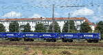 Die STORK Umweltdienste GmbH aus Magdeburg nutzt f�r ihre trimodale Logistik und den Sch�ttguttransport eigene G�terzugkapazit�ten. Diese Drehgestell-Flachwagen vom Einsteller  MFD Rail GmbH sind angemietet und mit mobilen Hochbordbeh�ltnissen beladen, in der Mitte der Wagen mit der Nr. 33 TEN GE 80 D-MFDR 4505 583-1 Sgmmns in einem Ganzzug abgestellt am Rbf Magdeburg-Rothensee am 20.08.26