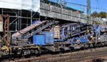 Die Fa. Heavy Haul Power International GmbH hat in ihren SCh�tf�rderz�gen immer mindestens einen Drehgestell-Flachwagen mit F�rderbad dabei um den Sand/Kies m�glichst schnell zu be-/ u. entladen, hier der Wagen mit der Nr. 37 RIV 80 D-HHPI 4557 997-6 Sgns am 27.08.26 H�he Bahnhof Hamburg-Harburg. 