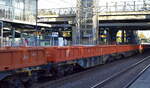 Drehgestell-Containertragewagen vom Einsteller ERR European Rail Rent GmbH mit der Nr. 37 TEN GE 80 D-ERR 4556 113-? Sgns1 beladen mit leeren Sch�ttgutmulden von der Fa. SRAIL RELEASE angemietet von der Hamburger Rail Service GmbH & Co. KG in einem Ganzzug am 07.09.26 Durchfahrt Bahnhof Berlin-Hohensch�nhausen.