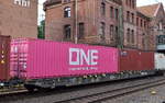 Drehgestell-Containertragwagen vom Einsteller Konrad Zippel Spediteur GmbH & Co.KG (ZIGSXPRESS) mit der Nr. 37 TEN GE 80 D-ZIPP 4694 341-1 Sggnss-xL in einem Containerzug am 08.09.26 H�he Bahnhof Hamburg Harburg.