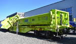 Interessanter Drehgestell-Flachwagen f�r den Einsteller GATX Rail Germany GmbH vom t�rkischen Hersteller G�k Rail mit abnehmbaren hydraulischen schwenkbaren Sch�ttgutmulden in Containerformat der Wagengattung Sgns pr�sentiert auf der InnoTrans 2026 Berlin, 23.09.26