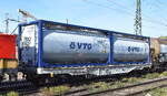 DB Bahnbau Gruppe GmbH mit einem angemieteten Drehgestell-Containertragwagen vom Einsteller VTG Schweiz GmbH mit der Nr. 33 RIV 80 D-AAEC 4505 370-3 Sgmmns 212 mit zwei VTG Tankcontainern  (m�glicherweise Nutzwasser-Bef�llung?) als Beiwagen der Hochleistungs-Bettungsreinigungsmaschine des Typs Plasser & Theurer RM 801-2 SIM am Haken von den Loks  249 051  +  249 104  am 28.09.26 H�he Bahnhof Magdeburg Neustadt.