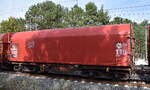 Der Shimmns-ttu 722 ist ein vierachsiger Drehgestellflachwagen der DB Cargo mit verschiebbarem Planenverdeck, der speziell f�r den sicheren Transport von feuchtigkeitsempfindlichen Stahl-Coils (Spaltb�ndern) entwickelt wurde, hier der Wagen mit der N ...