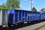 Offener Drehgestell-Hochbordwagen vom Einsteller WASCOSA AG mit deutscher Registrierung mit der Nr. 35 TEN 80 D-WASCO 5840 309-0 Eamnos in einem Baustoff-Transportzug mit Kies beladen am 25.06.25 Höhe Bahnhof Saarmund.