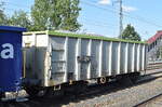 ITL Eisenbahngesellschaft mbH, Dresden mit einem firmeneigenen offenen Drehgestell-Hochbordwagen mit der Nr. 37 TEN 80 D-ITL 5840 816-2 Eamnos (GE) in einem Baustoff-Transportzug mit Kies beladen am 25.06.25 Höhe Bahnhof Saarmund.