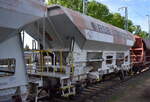 Zweiachsiger Selbstentlade Schüttgutwagen für Schotter der Fa. Rurtalbahn GmbH mit der Nr. 47 80 D-RTB 6451 018-1 Fcs in einem Schotterzug (leer) am 07.05.25 Höhe Bahnhof Ruhland.