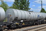 Kesselwagen vom Einsteller ERR mit der Nr. 33 TEN 80 D-ERR 7931 646-3 Zacens 3 (GE) Bf. Duisburg-Hafen in einem Ganzzug am 12.05.25 Höhe Bahnhof Saarmund.
