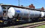 Kesselwagen vom Einsteller GATX Rail Germany GmbH mit der Nr. 35 TEN 80 D-GATXD 7830 914-5 Zacns (GE) für die Befüllung für mit Kohlenwasserstoffe, flüssig, N.A.G., Dampfdruck bei 50 °C höchstens 110 kPa siehe UN-Nr.: 33/3295 in einem Kesselwagenzug am 12.06.25 Höhe Bahnhof Stendal Hbf.