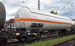 Druckgaskesselwagen mit Sonnendach vom französischen Einsteller Atir-Rail SA mit deutscher Registrierung mit der Nr.