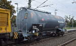 DB InfraGO AG, Frankfurt (Main)/DB Instandsetzung/Maschinenpool mit firmeneigenen Kesselwagen (Wasserwagen) mit der Nr. 33 RIV 80 D-DBMP 796 5 786-6 Zas 784.6 am Haken von  203 305-8  am 01.10.25 Durchfahrt Bahnhof Roßlau (Elbe).