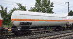 Druckgaskesselwagen mit Sonnendach vom Einsteller ATIR-RAIL mit deutscher Registrierung mit der Nr. 33 RIV 80 D-ATRR 7818 295-7 Zags in einem gemischten G�terzug am 04.06.26 H�he Bahnhof Saarmund.