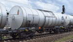 Kesselwagen vom Einsteller ERR European Rail Rent GmbH mit der Nr. 37 TEN GE 80 D-ERR 7932 782-1 Zacens 2 Bf. Duisburg-Hafen f�r die Bef�llung mit erw�rmter fl�ssiger Stoff, N.A.G., bei oder �ber 100 �C und bei Stoffen mit einem Schmelzpunkt unter seinem Flammpunkt (einschlie�lich geschmolzenes Metall, geschmolzenes Salz, Bitumen usw.) siehe UN-Nr.: 99/3257 in einem Ganzzug am 17.08.26 H�he Bahnhof Luckenwalde.