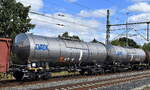 Kesselwagen vom Einsteller GATX Rail Germany GmbH mit der Nr. 33 TEN GE 80 D-GATXD 7931 678-6 Zacens, lt. UN-Nr.: 90/3082 f�r die Bef�llung mit Umweltgef�hrdender Stoff, fl�ssig, N.A.G. + ein weiterer daneben in einem gemischten G�terzug am 06.09.26 H�he Bahnhof Leipzig Thekla.