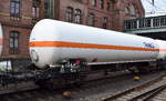 Druckgaskesselwagen der Fa. Aretz GmbH & Co.KG mit der Nr. 33 RIV 80 D-ARETZ 7813 470-1 Zags Bf Krefeld Hbf mit Firmenlogo der Fa. Tyczka Gase GmbH, lt. UN-Nr.: 23/1965 f�r die F�llung mit Kohlenwasserstoffgas Gemisch C in einem Ganzzug am 08.09.26 H�he Bahnhof Hamburg Harburg.