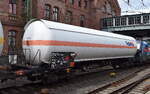 Druckgaskesselwagen der Fa. Tyczka Gase GmbH mit der Nr. 33 RIV 80 D-TTGGE 7814 002-1 Zags mit Sonnendach, lt. UN-Nr.: 23/1965 f�r die F�llung mit Kohlenwasserstoffgas Gemisch C in einem Ganzzug am 08.09.26 H�he Bahnhof Hamburg Harburg.