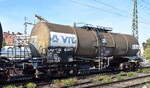 DB Bahnbau Gruppe GmbH mit  zwei angemieteten VTG Kesselwagen, hier der Wagen mit der Nr. 33 RIV 80 D-VTG 7868 211-3 Zacs (m�glicherweise mit Nutzwasser bef�llt?) siehe auch Schlauchverbindung als Beiwagen der Hochleistungs-Bettungsreinigungsmaschine des Typs Plasser & Theurer RM 801-2 SIM am Haken von den Loks  249 051  +  249 104  am 28.09.26 H�he Bahnhof Magdeburg Neustadt.
