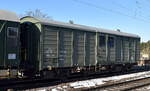 Bahndienstwagen/Sonderwagen von PRESS mit der Nr. 40 80 D-PRESS 9400 913-6 Uxx 360 im Überführungszug der  199 861-6  am 18.02.25 Höhe Bahnhof Magdeburg-Neustadt.