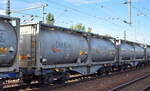 Französischer Gelenk-Containertragwagen vom Einsteller Modalis SAS mit der Nr. 33 TEN 87 F-MXMU 4594 824-1 Sgmmnss (GE) in einem Containerzug am 30.08.25 Höhe Bahnhof Schönefeld b. Berlin.