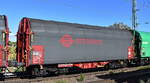 Drehgestellflachwagen mit vier Radsätzen, verschiebbarem Planenverdeck und Lademulden für Coil-/Spaltbandtransporte vom Einsteller ERMEWAS SA mit der Nr. 33 TEN 87 F-ERSA 4673 137-5 Shimmns-ttu (GE) in Coilzug einem am 23.09.25 Höhe Bahnhof Magdeburg-Neustadt.
