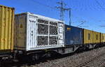 Drehgestell Gelenk-Containertragwagen vom Einsteller ERMEWA SA mit der Nr. 37 TEN GE 87 F-ERSA 4960 232-6 Sggrss mit interessantem Container beladen in einem Containerzug am 27.05.26 H�he Bahnhof Rodleben.