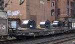 Drehgestell-Flachwagen mit sechs Rads�tzen und Lademulden f�r Coiltransporte der DB Cargo mit der Nr. 31 RIV 80 D-DB 4871 415-9 Sahmms-t 710 in einem gemischten G�terzug am 27.08.26 H�he Bahnhof Hamburg-Harburg.