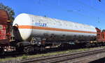Druckgaskesselwagen vom Einsteller MILLET Rail SAS mit der der Nr. 33 RIV 87 F-MISA 781 4 057-9(P) Zags. lt- UN-Nr.: 23/1965 für Kohlenwasserstoffgas als Befüllung in einem gemischten Güterzug am 24.09.25 Höhe Bahnhof Magdeburg-Neustadt.