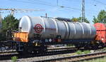 Franz�sischer Kesselwagen vom Einsteller ERMEWA SA mit der Nr. 33 TEN GE 87 F-ERSA 7829 797-2 Zacns f�r die Bef�llung mit Kohlenstoffdisulfid lt. UN-Nr.: 336/1131 in einem gemischten G�terzug am 25.07.26 H�he Bahnhof Magdeburg-Neustadt.