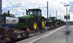 Flachwagen zum Transport von Nutzfahrzeugen (beladen mit fabrikneuen JOHN DEEERE Typ 8R / 340) vom italienischen Einsteller Gaal S.p.A mit der Nr. 23 RIV 83 I-GAAL 4308 198-7 Laaps in einem Zug der hinten auch aus Containern bestand am 30.07.25 Höhe Bahnhof Ruhland.
