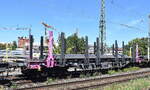 Drehgestell-Flachwagen mit Rungen vom Einsteller ERR European Rail Rent GmbH mit niederl�ndischer Registrierung mit der Nr. 33 TEN GE 84 NL-ERR 4616 017-2 Smnps 2 beladen mit massiven Stahlrohren wohl der Fa. Mannesmann in einem gemischten Transportzug am 12.08.26 H�he Bahnhof Magdeburg-Neustadt.