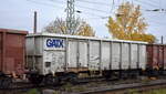 Drehgestell-Hochbordwagen vom Einsteller GATX Rail Germany GmbH mit niederl�ndischer Registrierung mit der Nr. 33 TEN 84 NL-GATXD 5840 090-4 Eamnos in einem Ganzzug am 29.10.26 H�he Bahnhof Magdeburg Neustadt.