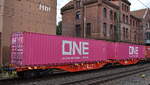 Drehgestell-Gelenkcontainertragwagen vom Einsteller  Rail Cargo Wagon - Austria mit der Nr. 31 TEN GE 81 A-RCW 4964 101-7 Sggmrs in einem Containerzug am 28.07.26 H�he Bahnhof Hamburg-Harburg.