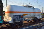 Polnischer Druckgaskesselwagen der Fa. PCC Rokita S.A. mit der Nr. 33 TEN 51 PL-PCCR 7809 008-0 Zagns für die Befüllung mit Chlor (Chlorgas) siehe UN-Nr: 265/1017 in einem gemischten Güterzug am 19.06.25 Höhe Bahnhof Senftenberg.