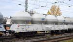 Polnischer Drehgestell-Staubgutwagen vom Einsteller CEMET S.A. mit der Nr. 33 RIV 51 PL-CEMET 930 7 590-0 Uacs in einem Ganzzug am 29.10.26 H�he Bahnhof Magdeburg Neustadt.