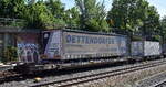 Drehgestell- Gelenktaschenwagen vom Einsteller HUPAC mit der Nr. 83 85 CH-HUPAC 4933 154-7 Sdggmrs mit Trailer + Container beladen in einem KLV-Zug am 14.05.25 Höhe Bahnhof Hamburg-Harburg.