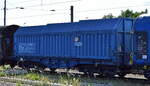 Drehgestell-Teleskophaubenwagen für Coiltransporte vom slowakischen Einsteller AXBENET s.ro. mit REgistrierung in der Schweiz mit der Nr. 31 RIV 85 CH-AXBSK 4777 122-6 Shimmns in einem gemischten Güterzug am 19.06.25 Höhe Bahnhof Ruhland.