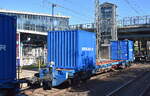 Interessant, die beiden Schutzwagen der Muttergesellschaft aus der Schweiz, der Stadler Bussnang AG zur �berf�hrung der U-Bahnfahrzeuge der Stadler Pankow GmbH, zwei Drehgestell-Containertragwagen, im Bild der Wagen mit der Nr. 37 RIV 85 CG-STAG 4542 002-8 Sgs am 24.08.26 Durchfahrt Bahnhof Berlin-Hohensch�nhausen.