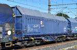 Drehgestell-Flachwagen mit vier Rads�tzen, verschiebbarer Teleskophaube und Lademulden f�r Coiltransporte vom Einsteller AXBENET s.ro. f�r die ZSSK Cargo mit Registrierung in der Schweiz mit der Nr. 31 RIV 85 CH-ZSSKC 4777 363-6 Shimmns  in einem gemischten G�terzug am 06.09.26 H�he Bahnhof Leipzig Thekla.