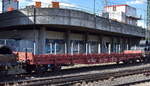 Slowakischer Drehgestell-Flachwagen mit Rungen (möglicherweise defekt) vom Einsteller ZSSK Cargo ohne Beladung in einem Ganzzug Drehgestell-Flachwagen der DB Cargo mit Stahldrahtrollen beladen am 20.05.25 Höhe Bahnhof Hamburg-Harburg.
