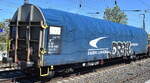 Slowakischer Drehgestell-Flachwagen mit vier Radsätzen, verschiebbarem Planenverdeck der ZSSK Cargo mit der Nr.