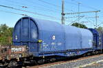 Slowakischer Drehgestell-Flachwagen mit vier Rads�tzen, verschiebbarer Teleskophauben mit Plane und Lademulden f�r Coiltransporte vom Einsteller AXBENET s.ro. f�r die ZSSK Cargo mit der Nr. 31 RIV 56 SK-ZSSKC 4768 561-1 Shimms in einem gemischten G�terzug am 06.09.26 H�he Bahnhof Leipzig Thekla.