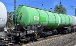 Tschechischer Kesselwagen vom Einsteller V. K. S. VAGON KOMERC SPEED, spol. s r.o. mit der Nr. 33 TEN GE 54 CZ-VKSWU 7838 227-8 Zacns 399.8 lt. UN-Nr.: 33/1203 für die Befüllung mit Benzin in einem Ganzzug am 22.04.26 Höhe Bahnhof Saarmund.